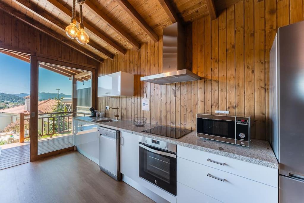 Fernandes Yellow Chalet
